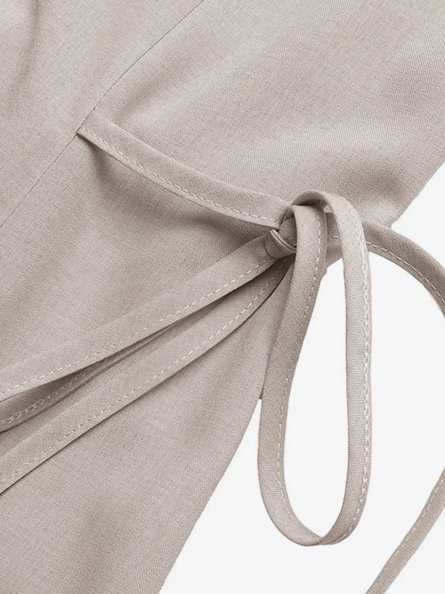 Robe midi kaki sans manches à col en V et boutons sur le devant avec cordon de serrage latéral idéale pour tous les jours.