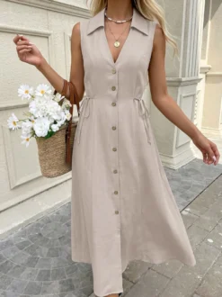 Robe midi kaki sans manches à col en V et boutons sur le devant avec cordon de serrage latéral idéale pour tous les jours.