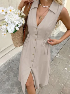 Robe midi kaki sans manches à col en V et boutons sur le devant avec cordon de serrage latéral idéale pour tous les jours.