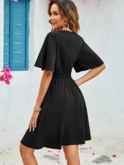 Robe midi portefeuille bohème pour femme - Robe patineuse noire brodée à col V et manches papillon - Collection été 2026