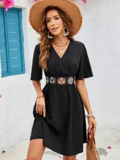 Robe midi portefeuille bohème pour femme - Robe patineuse noire brodée à col V et manches papillon - Collection été 2026