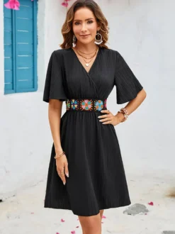 Robe midi portefeuille bohème pour femme - Robe patineuse noire brodée à col V et manches papillon - Collection été 2026