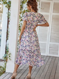 Robe midi portefeuille à imprimé floral pour femme - Robe courte à volants et coupe asymétrique - Tenue d'invitée pour un mariage d'été au jardin (collection 2026)