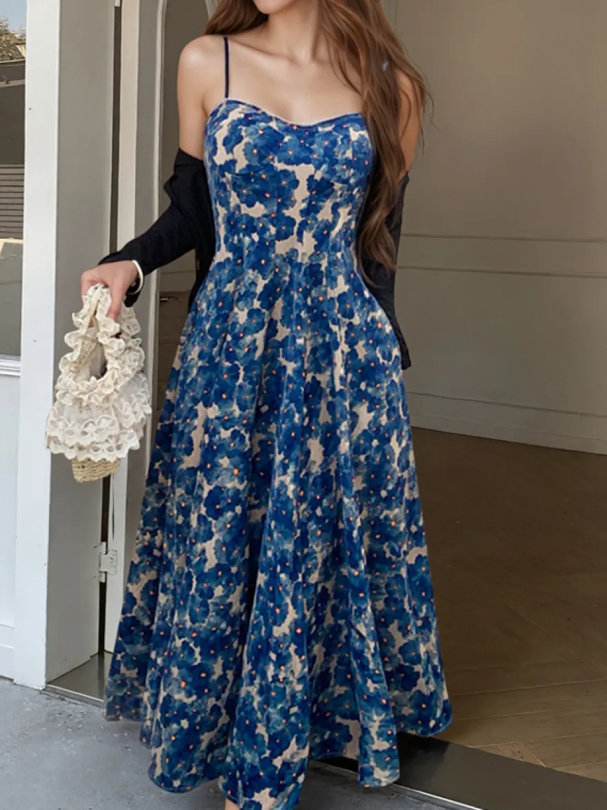 Robe midi évasée à bretelles spaghetti et imprimé floral idéale pour une soirée en amoureux