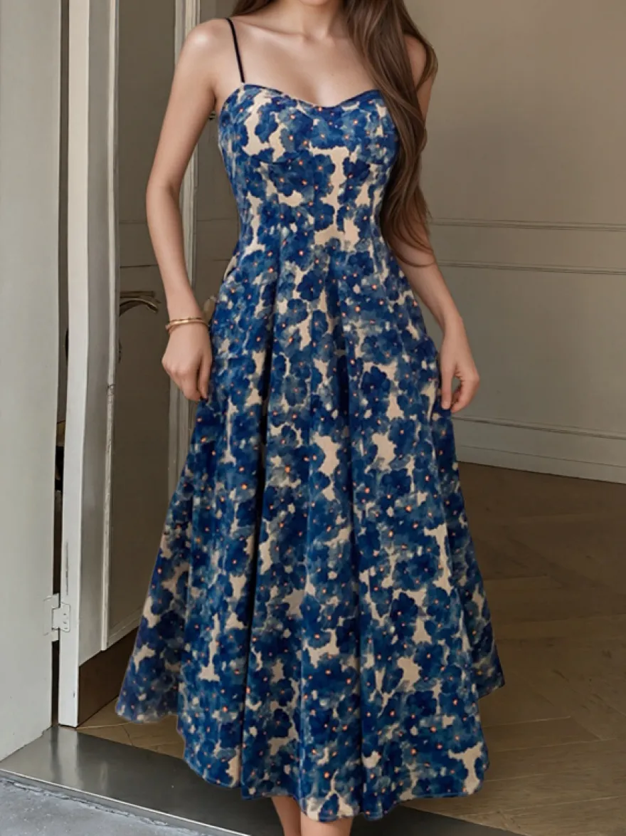 Robe midi évasée à bretelles spaghetti et imprimé floral idéale pour une soirée en amoureux