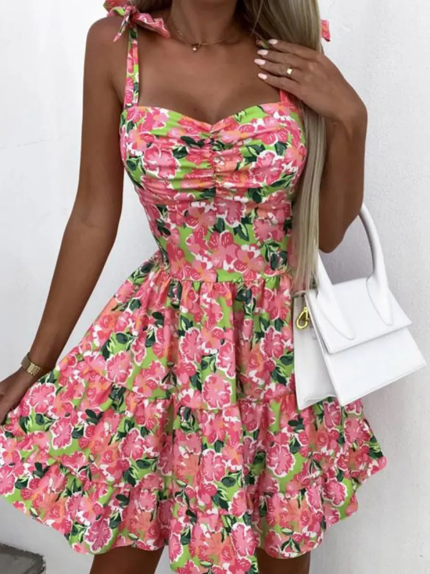 Robe midi verte en daim dos nu plissée sans manches épaules dénudées à bretelles fines.