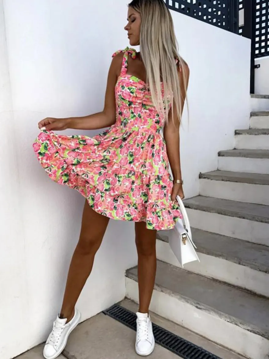 Robe midi verte en daim dos nu plissée sans manches épaules dénudées à bretelles fines.