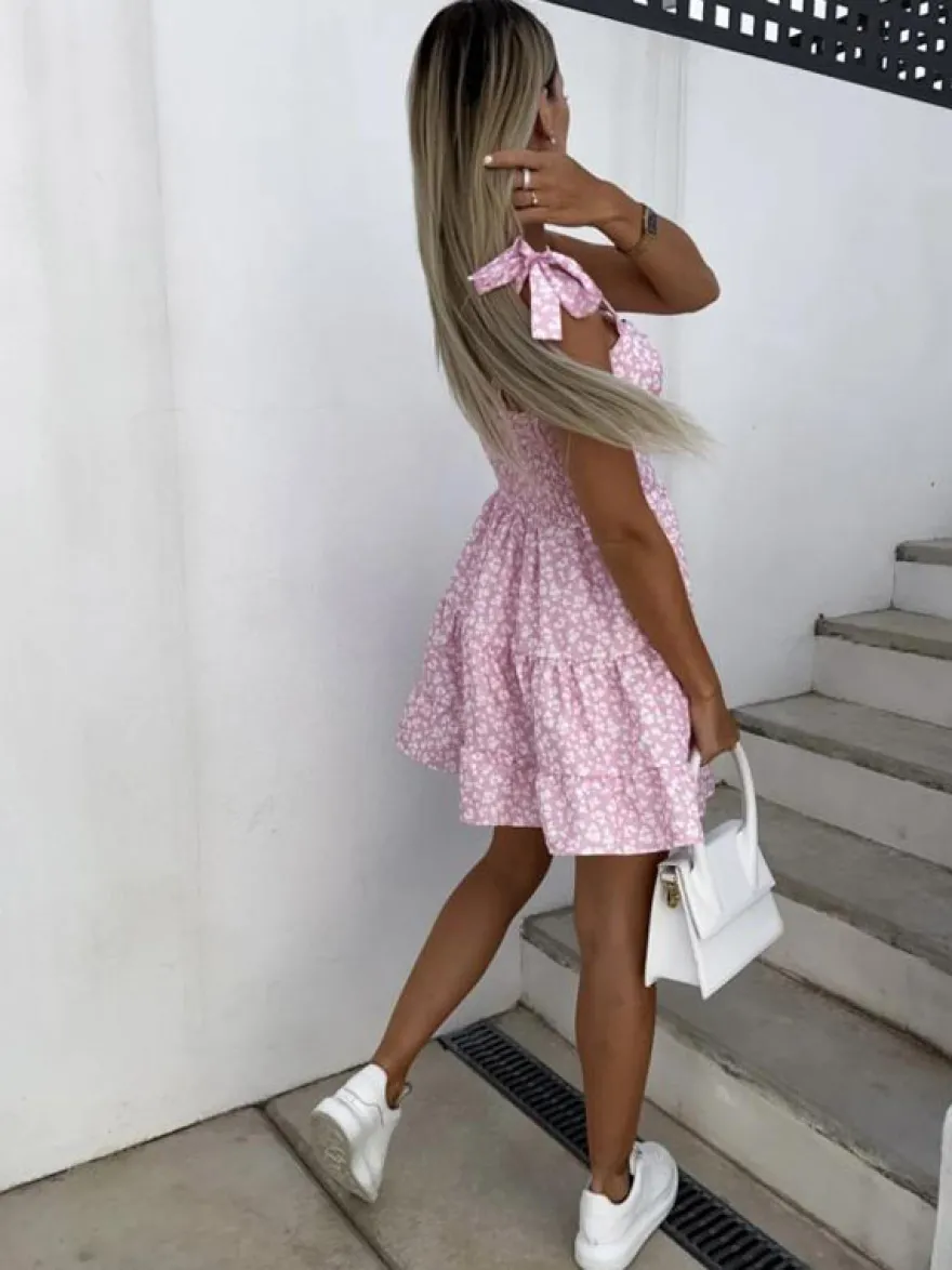 Robe midi verte en daim dos nu plissée sans manches épaules dénudées à bretelles fines.