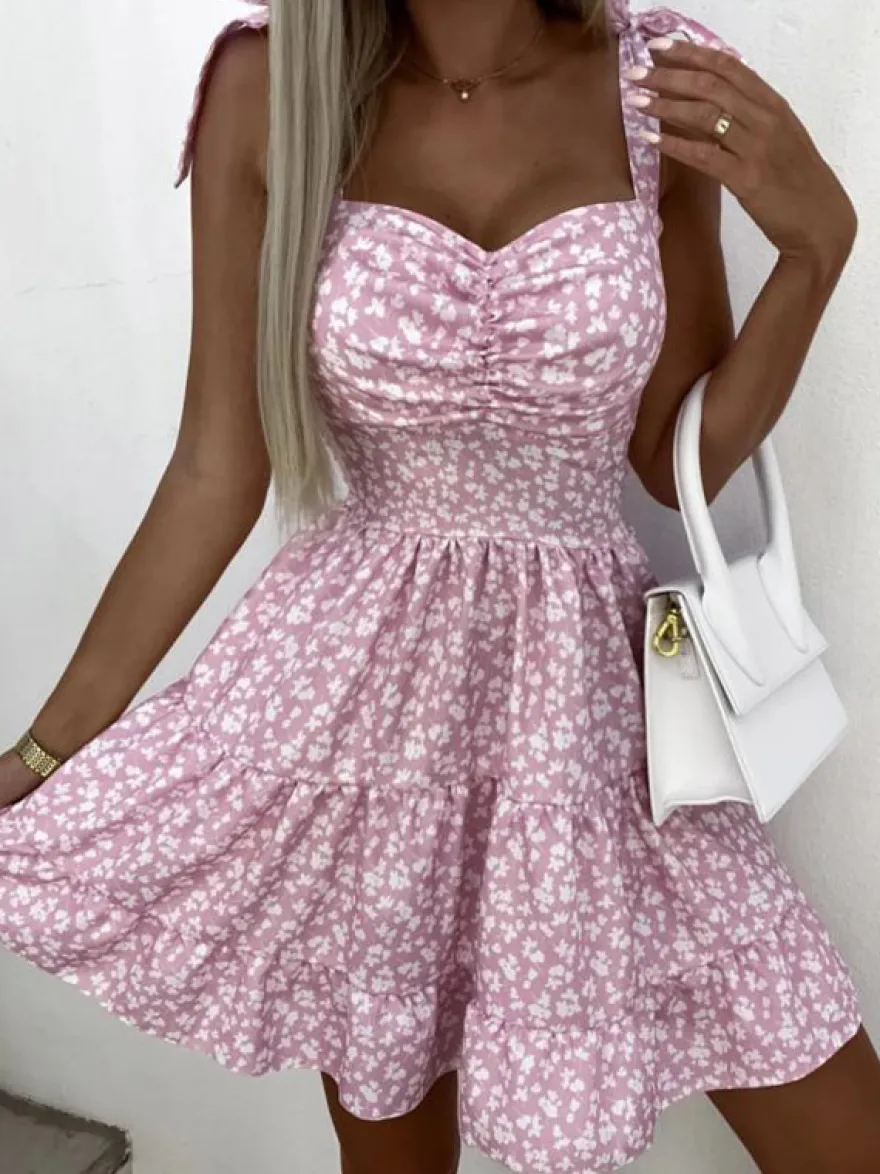 Robe midi verte en daim dos nu plissée sans manches épaules dénudées à bretelles fines.