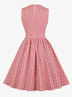 Robe midi vintage à carreaux vichy sans manches col V décolleté en V nœud décoratif coupe trapèze vert clair et rouge.
