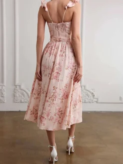 Robe mi-longue fleurie sans manches décolleté en cœur et fente haute été 2026