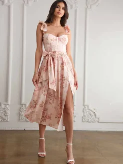 Robe mi-longue fleurie sans manches décolleté en cœur et fente haute été 2026