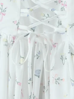Robe mi-longue trapèze à imprimé floral et décolleté en cœur pour l'été 2026