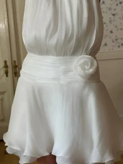 Robe mini blanche flatteuse à col halter idéale pour les sorties décontractées