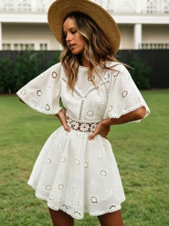 Robe mini dos nu à œillets blancs pour femme - Robe d'été bohème en coton coupe évasée et manches bouffantes - Idéale pour les vacances d'été à la plage 2026