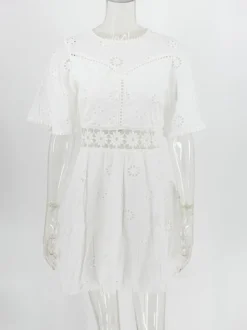 Robe mini dos nu à œillets blancs pour femme - Robe d'été bohème en coton coupe évasée et manches bouffantes - Idéale pour les vacances d'été à la plage 2026