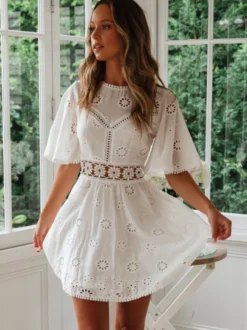 Robe mini dos nu à œillets blancs pour femme - Robe d'été bohème en coton coupe évasée et manches bouffantes - Idéale pour les vacances d'été à la plage 2026