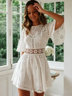 Robe mini dos nu à œillets blancs pour femme - Robe d'été bohème en coton coupe évasée et manches bouffantes - Idéale pour les vacances d'été à la plage 2026