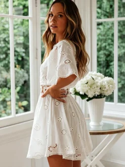 Robe mini dos nu à œillets blancs pour femme - Robe d'été bohème en coton coupe évasée et manches bouffantes - Idéale pour les vacances d'été à la plage 2026