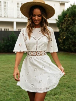 Robe mini dos nu à œillets blancs pour femme - Robe d'été bohème en coton coupe évasée et manches bouffantes - Idéale pour les vacances d'été à la plage 2026