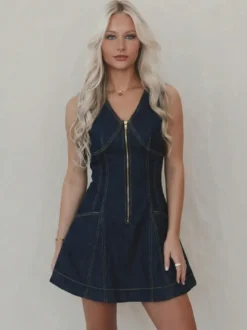 Robe mini en jean sans manches pour femme - Robe d'été bleu foncé style western avec fermeture éclair sur le devant et coupe ajustée - Festival de musique d'été 2026