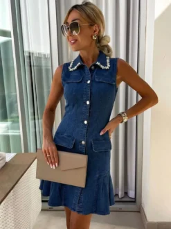 Robe mini en jean sans manches pour femme - Robe en jean bleu foncé à col perlé boutonnée ourlet à volants et coupe slim - Idéale pour une soirée décontractée d'été 2026