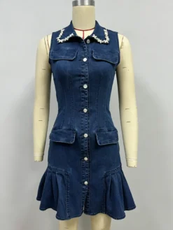 Robe mini en jean sans manches pour femme - Robe en jean bleu foncé à col perlé boutonnée ourlet à volants et coupe slim - Idéale pour une soirée décontractée d'été 2026