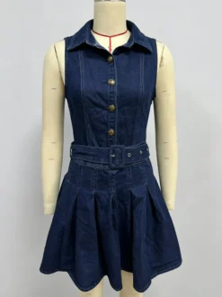 Robe mini en jean sans manches pour femme - Robe patineuse en jean plissée ceinturée et boutonnée style années 2000 - Idéale pour un pique-nique décontracté l'été 2026