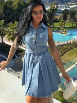 Robe mini en jean sans manches pour femme - Robe patineuse en jean plissée ceinturée et boutonnée style années 2000 - Idéale pour un pique-nique décontracté l'été 2026