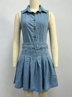 Robe mini en jean sans manches pour femme - Robe patineuse en jean plissée ceinturée et boutonnée style années 2000 - Idéale pour un pique-nique décontracté l'été 2026