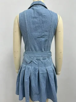 Robe mini en jean sans manches pour femme - Robe patineuse en jean plissée ceinturée et boutonnée style années 2000 - Idéale pour un pique-nique décontracté l'été 2026