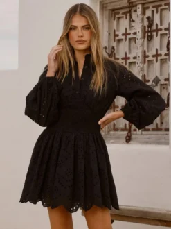 Robe mini à manches longues et œillets pour femme - Robe patineuse bohème à taille smockée et ourlet évasé - Idéale pour les vacances de printemps à la plage 2026
