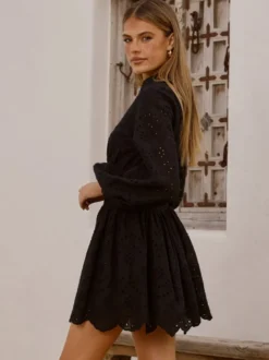 Robe mini à manches longues et œillets pour femme - Robe patineuse bohème à taille smockée et ourlet évasé - Idéale pour les vacances de printemps à la plage 2026