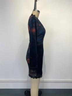 Robe mini moulante à manches longues col en V imprimé floral et bordure en dentelle en velours collection femme 2026