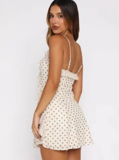 Robe mini à pois crème et volants pour femme style chic d'été