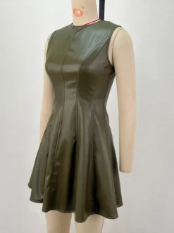 Robe mini sans manches en similicuir olive plissée et cintrée à l'évasement collection femme 2026