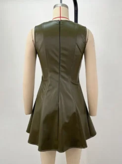 Robe mini sans manches en similicuir olive plissée et cintrée à l'évasement collection femme 2026