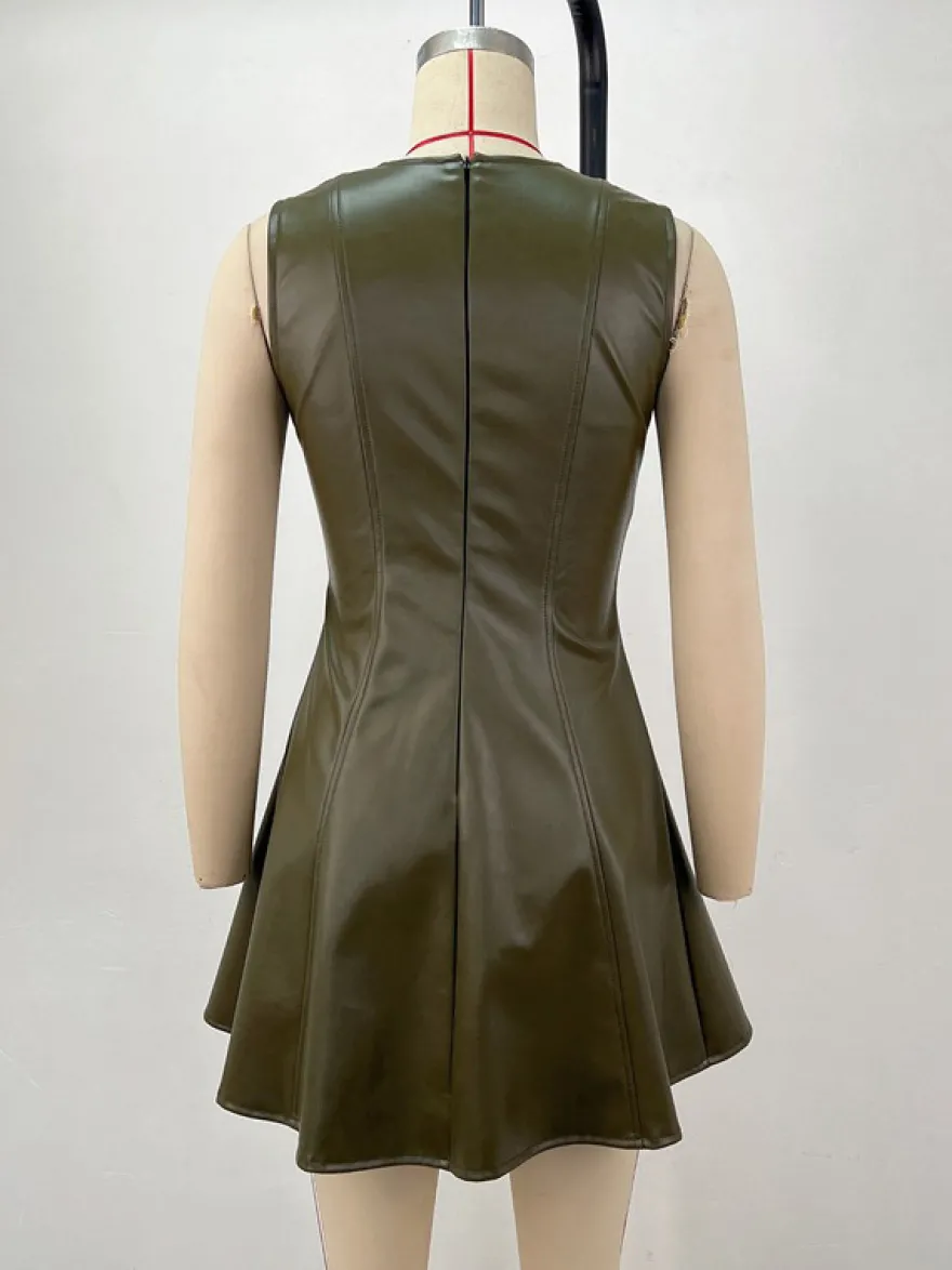 Robe mini sans manches en similicuir olive plissée et cintrée à l'évasement collection femme 2026
