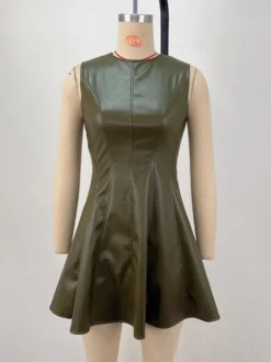 Robe mini sans manches en similicuir olive plissée et cintrée à l'évasement collection femme 2026