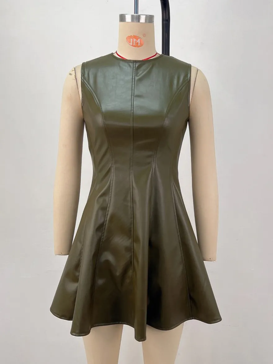 Robe mini sans manches en similicuir olive plissée et cintrée à l'évasement collection femme 2026