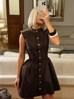 Robe mini trapèze sans manches à col montant et boutons dorés style vintage