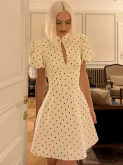 Robe mini évasée à pois col mandarin et manches bouffantes idéale pour un rendez-vous galant