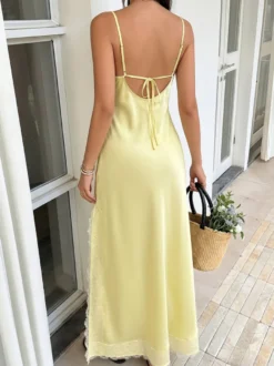 Robe moulante jaune en satin de soie et dentelle transparente pour une soirée en amoureux