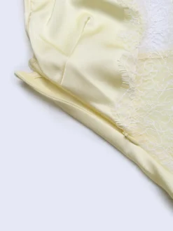 Robe moulante jaune en satin de soie et dentelle transparente pour une soirée en amoureux