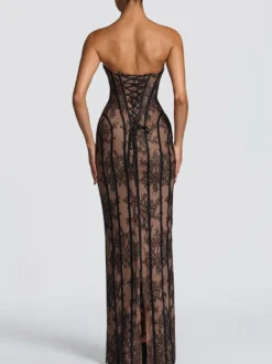 Robe moulante maxi en dentelle sans manches dos nu et bustier couleur bordeaux sexy idéale pour une soirée en amoureux.