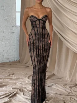 Robe moulante maxi en dentelle sans manches dos nu et bustier couleur bordeaux sexy idéale pour une soirée en amoureux.