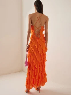 Robe moulante maxi orange sexy à bretelles spaghetti dos croisé volants et fente haute idéale pour une soirée en amoureux
