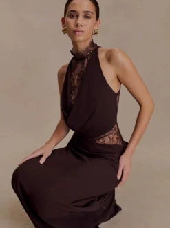 Robe moulante maxi sans manches à col montant empiècements en dentelle et découpes pour femme 2026