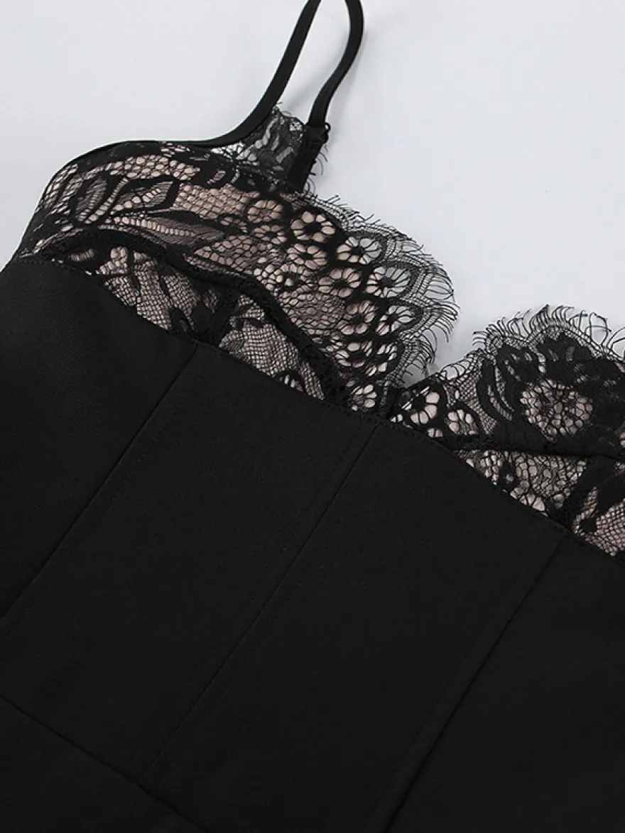 Robe moulante mini à bretelles spaghetti et bordure en dentelle noire pour femme avec corset et buste court. Robe de soirée