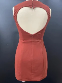 Robe moulante mini à décolleté plongeant et bretelles géométriques pour femme 2026